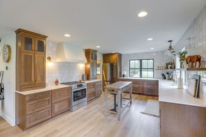 Fridge, microwave, stovetop, dishwasher - Cabin on 28 Acres: Hike & Fish in Flathead Valley! (Marion)