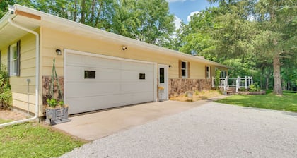 9 Mi to Downtown Rushville: Cozy Getaway w/ Grill