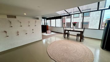 Suite Deluxe, vistas al patio | Zona de estar | Una televisión