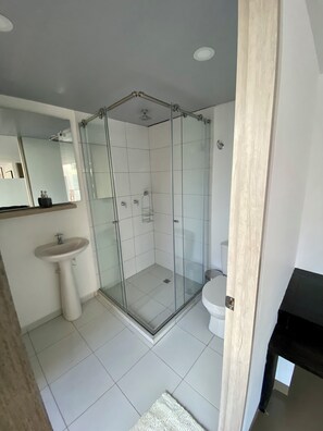 Deluxe Suite, Courtyard View | Bathroom