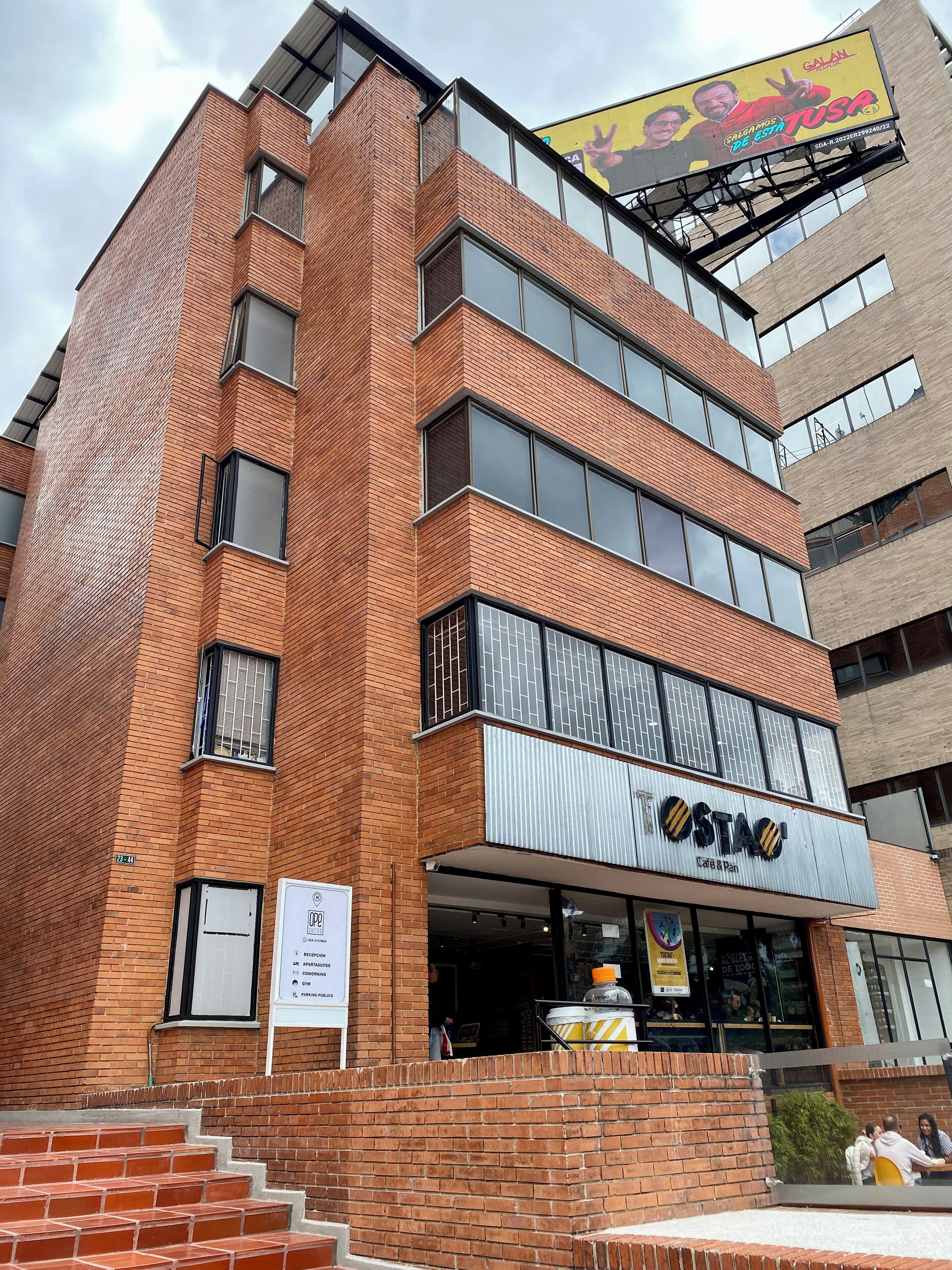 Vista frontal de la propiedad