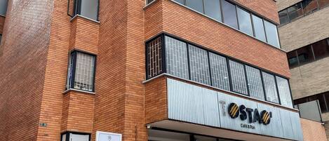 Vista frontal de la propiedad