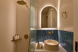 Hair dryer, towels - Earthy Comfort 2bd Apt With Koukaki Views (Athina)