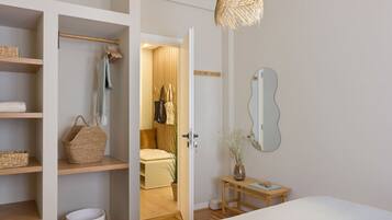 2 bedrooms, desk, iron/ironing board, WiFi