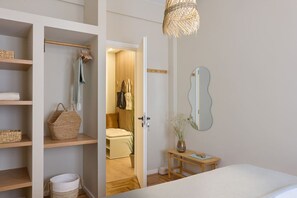 2 bedrooms, desk, WiFi