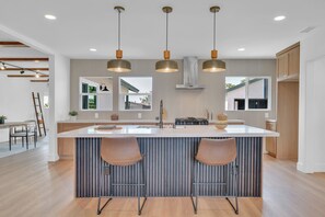 Mikroaaltouuni, uuni, liesi, astianpesukone