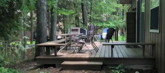 Cozy 2-bedroom condo in charming Sister Bay, walking distance to the beach