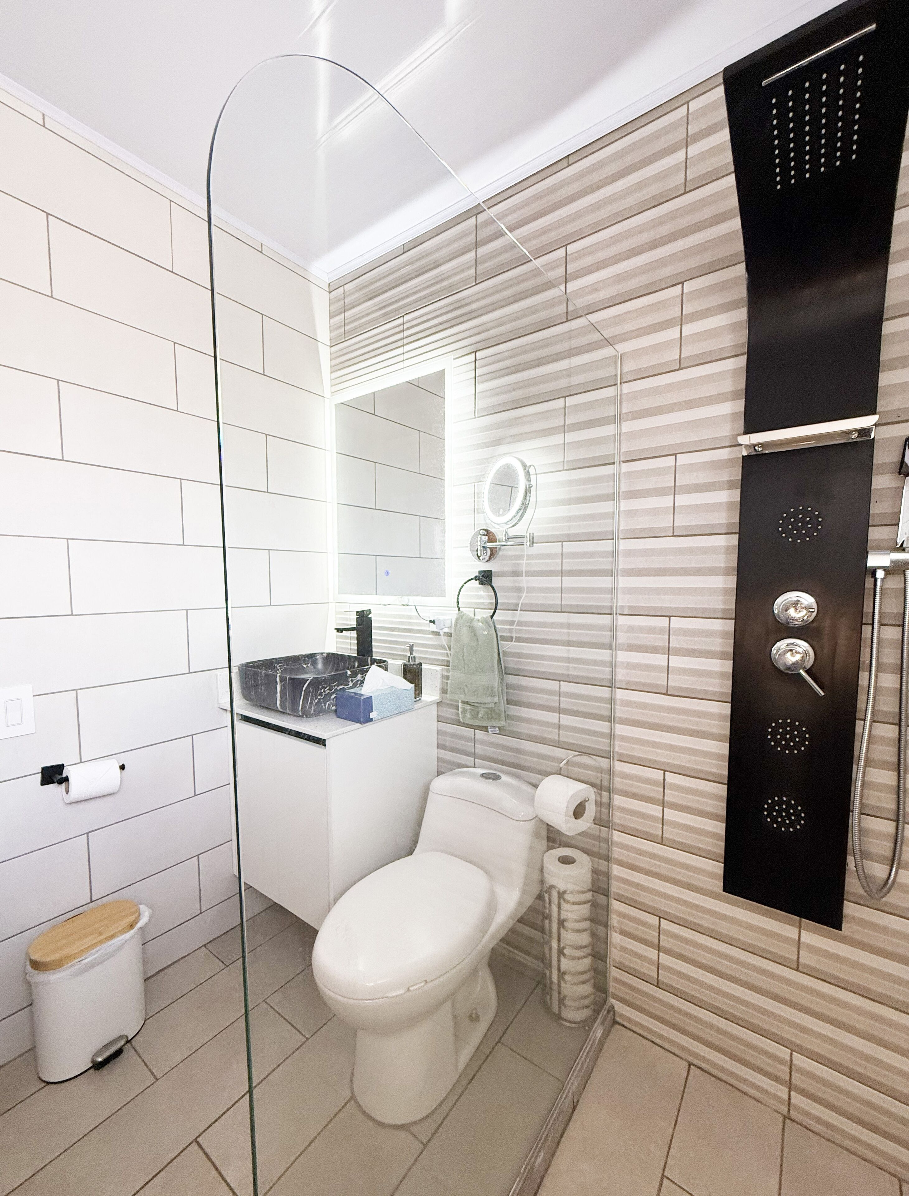 Douche, sèche-cheveux, serviettes fournies, savon