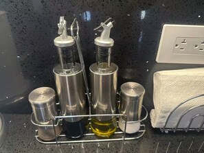 Dusj, hårføner, håndklær og såpe