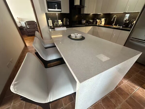 Réfrigérateur, micro-ondes, plaque de cuisson, lave-vaisselle