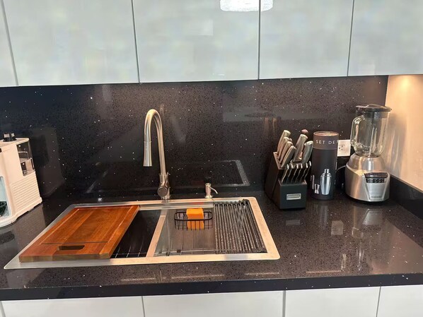Réfrigérateur, micro-ondes, plaque de cuisson, lave-vaisselle