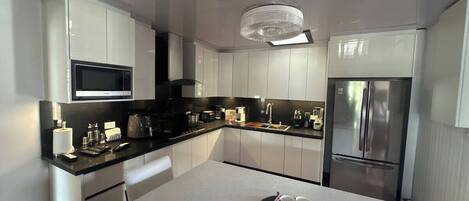 Réfrigérateur, micro-ondes, plaque de cuisson, lave-vaisselle