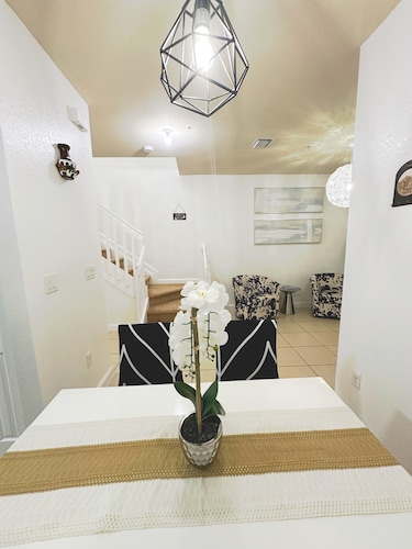 Charming 3-bedroom townhome in a beautiful community close to many attractions!