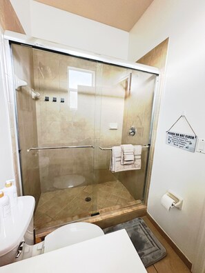 Haartrockner, Handtücher, Seife, Toilettenpapier