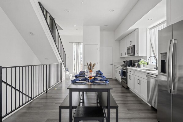 ثلاجة، ميكروويف، فرن، موقد طهي مسطح