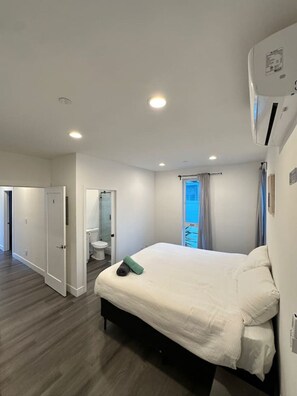 2 Schlafzimmer, Schreibtisch, Bügeleisen/Bügelbrett, Reisekinderbett