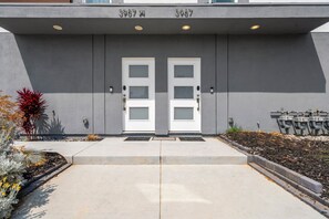 Exterior detail - Modern 4 Suites, Parking Near USC, DTLA, Expo Park (Los Angeles)