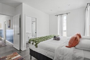 2 عدّة غرف نوم ومكتب ومكواة/لوح كي وسرير سفر