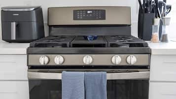 Refrigerador, microondas, horno y parrilla de estufa