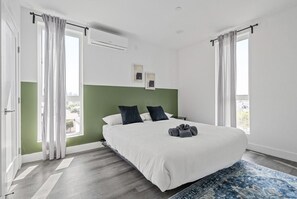 2 bedrooms, desk, iron/ironing board, travel crib - Modern 4 Suites, Parking Near USC, DTLA, Expo Park (Los Angeles)