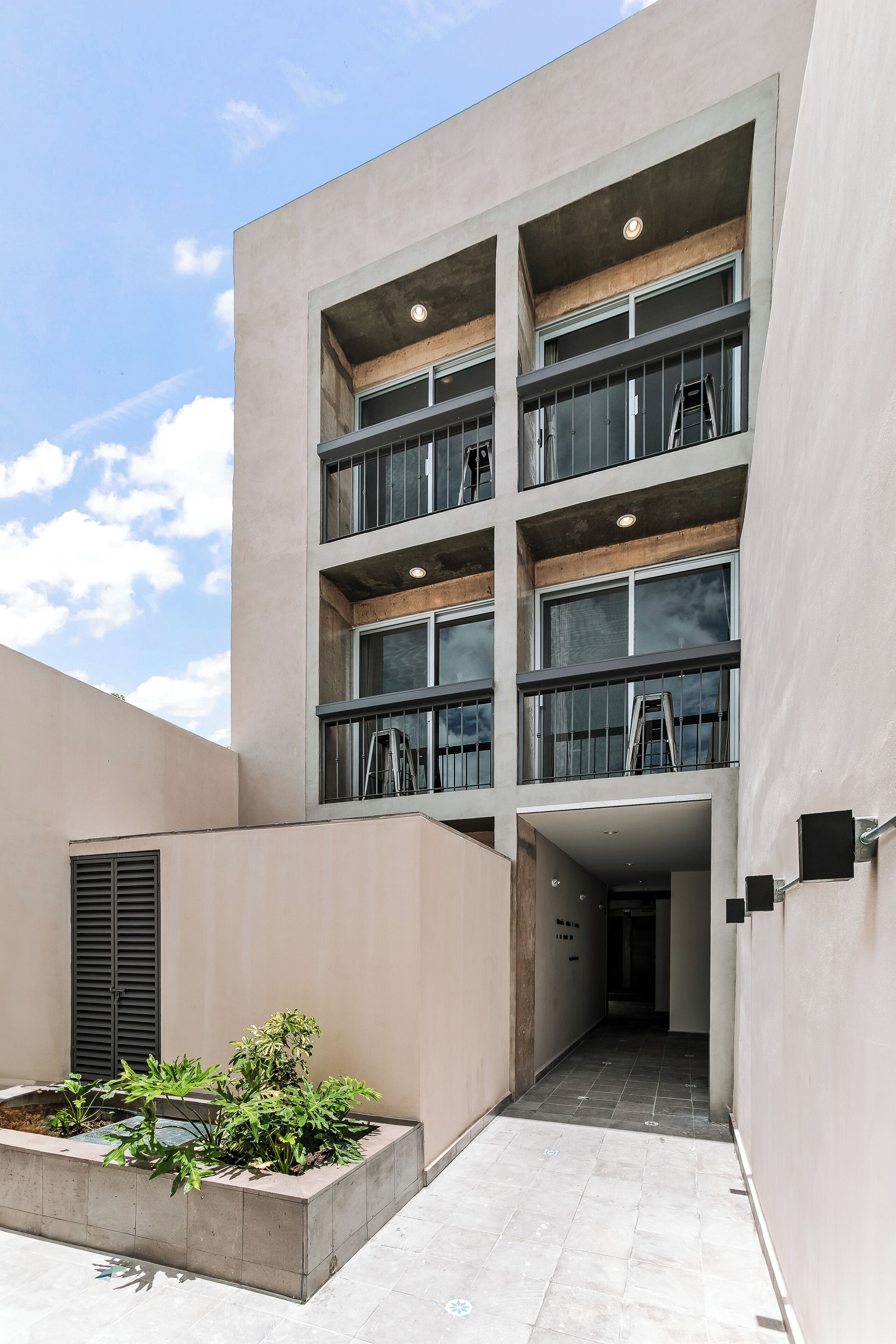 Vista frontal de la propiedad