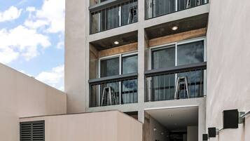 Vista frontal de la propiedad