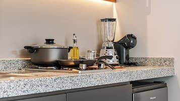 Comfort-huoneisto, 1 keskisuuri parisänky, parveke, näköala pihalle | Yksityinen keittiö | Minijääkaappi, mikroaaltouuni, liesi, astianpesukone