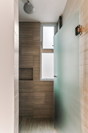Comfort Apartment, 1 Double Bed, Balcony, Courtyard View | Bathroom | Shower, towels, soap, shampoo
