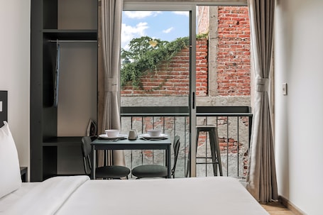 Comfort Apartment, 1 Queen Bed, Balcony, Courtyard View | Balcony