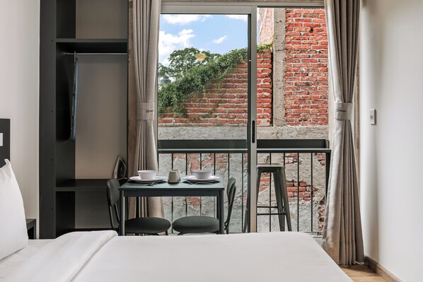 Comfort Apartment, 1 Queen Bed, Balcony, Courtyard View | Balcony