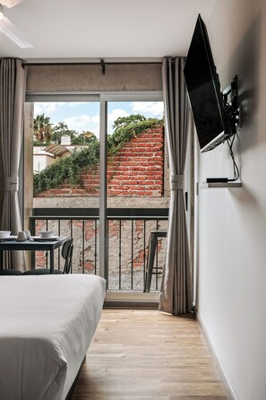 Apartamento Confort, 1 cama de matrimonio, balcón, vistas al patio | Escritorio y espacio para trabajar con un portátil