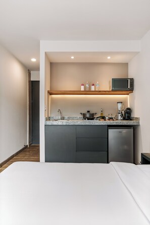 舒適公寓, 1 張加大雙人床, 陽台, 庭園景觀 | 私人廚房 | 小冰箱、微波爐、爐台、洗碗機