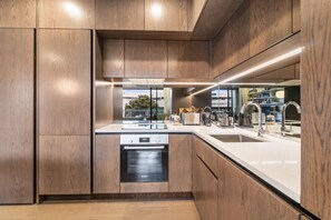 Frigorífic, microones, forn i placa de cuina 