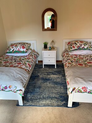 3 bedrooms, WiFi, bed sheets - Charming 3-bedroom cottage in Aird of Sleat with ocean-view and WiFi (Ardvasar)