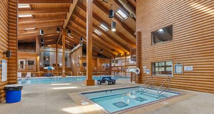 Scenic 2BR Loft Stay Steps from Pelican Lake