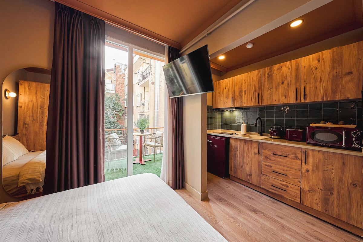Superior Double Room, Balcony | Individually decorated, individually furnished, desk, laptop workspace