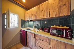 Frigobar, micro-ondas, cooktop, talheres/pratos/utensílios de cozinha