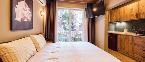 Superior Double Room, Balcony | Individually decorated, individually furnished, desk, laptop workspace