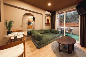 Apartamento luxo, 2 quartos | Área de estar | TV LED 42 polegadas com canais digitais, Netflix, serviços de streaming