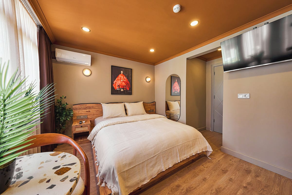 Deluxe Apartment, 1 King Bed | Individually decorated, individually furnished, desk, laptop workspace