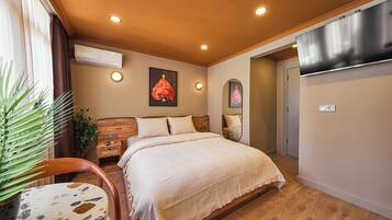Deluxe Apartment, 1 King Bed | Individually decorated, individually furnished, desk, laptop workspace