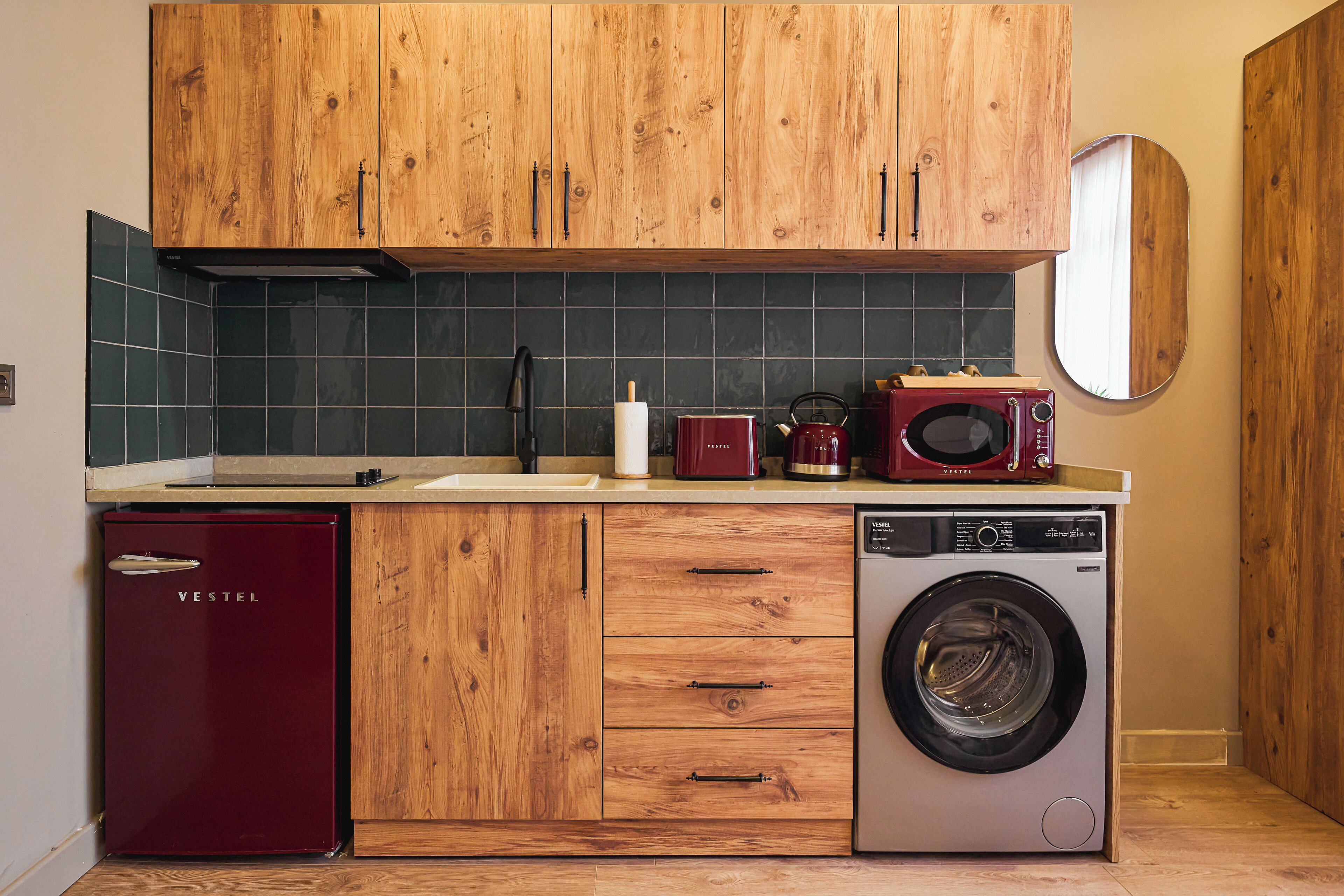 Deluxe Apartment, 1 King Bed | Private kitchen | Mini-fridge, microwave, stovetop, cookware/dishes/utensils