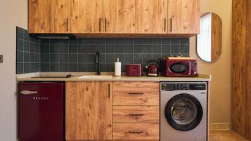 Deluxe Apartment, 1 King Bed | Private kitchen | Mini-fridge, microwave, stovetop, cookware/dishes/utensils