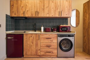 Deluxe Apartment, 1 King Bed | Private kitchen | Mini-fridge, microwave, stovetop, cookware/dishes/utensils - Tare Suites Beşiktaş (İstanbul)