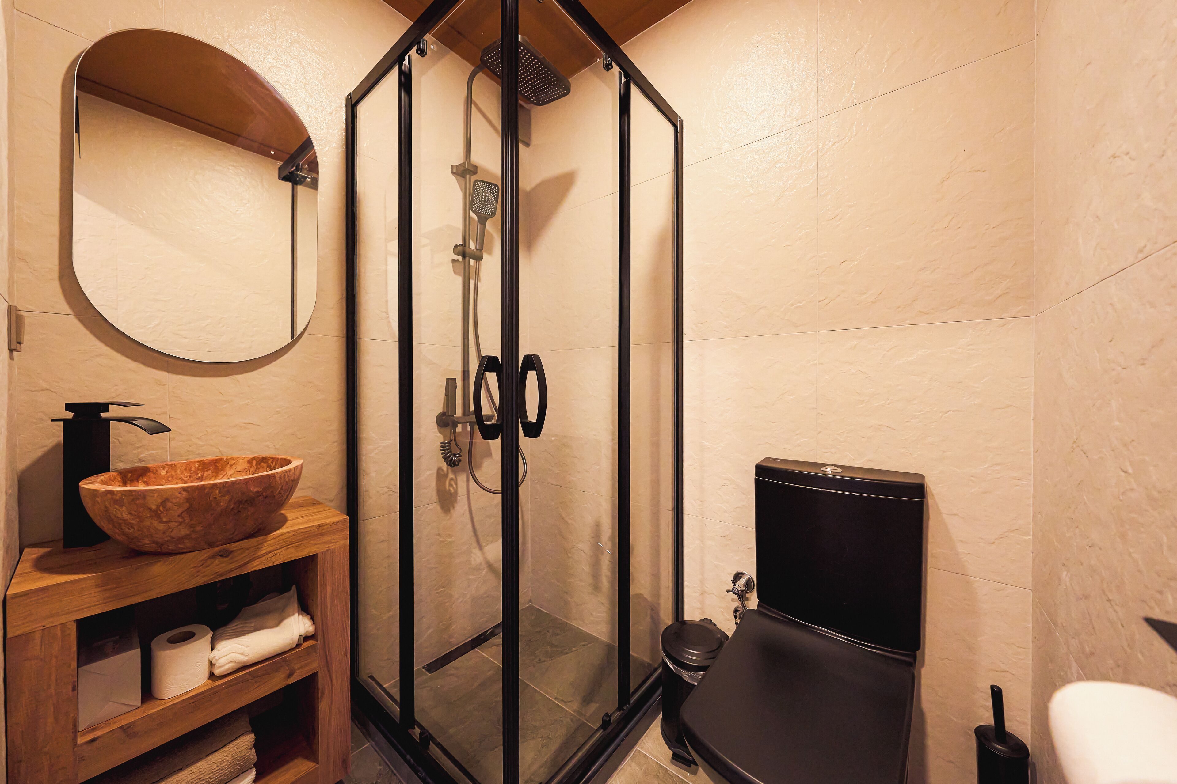 Deluxe Apartment, 1 King Bed | Bathroom | Shower, free toiletries, hair dryer, slippers