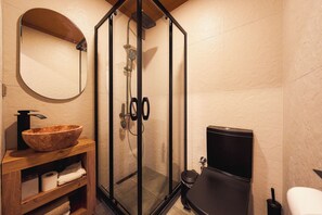 Appartement Deluxe, 1 très grand lit | Salle de bain | Douche, articles de toilette gratuits, sèche-cheveux, chaussons