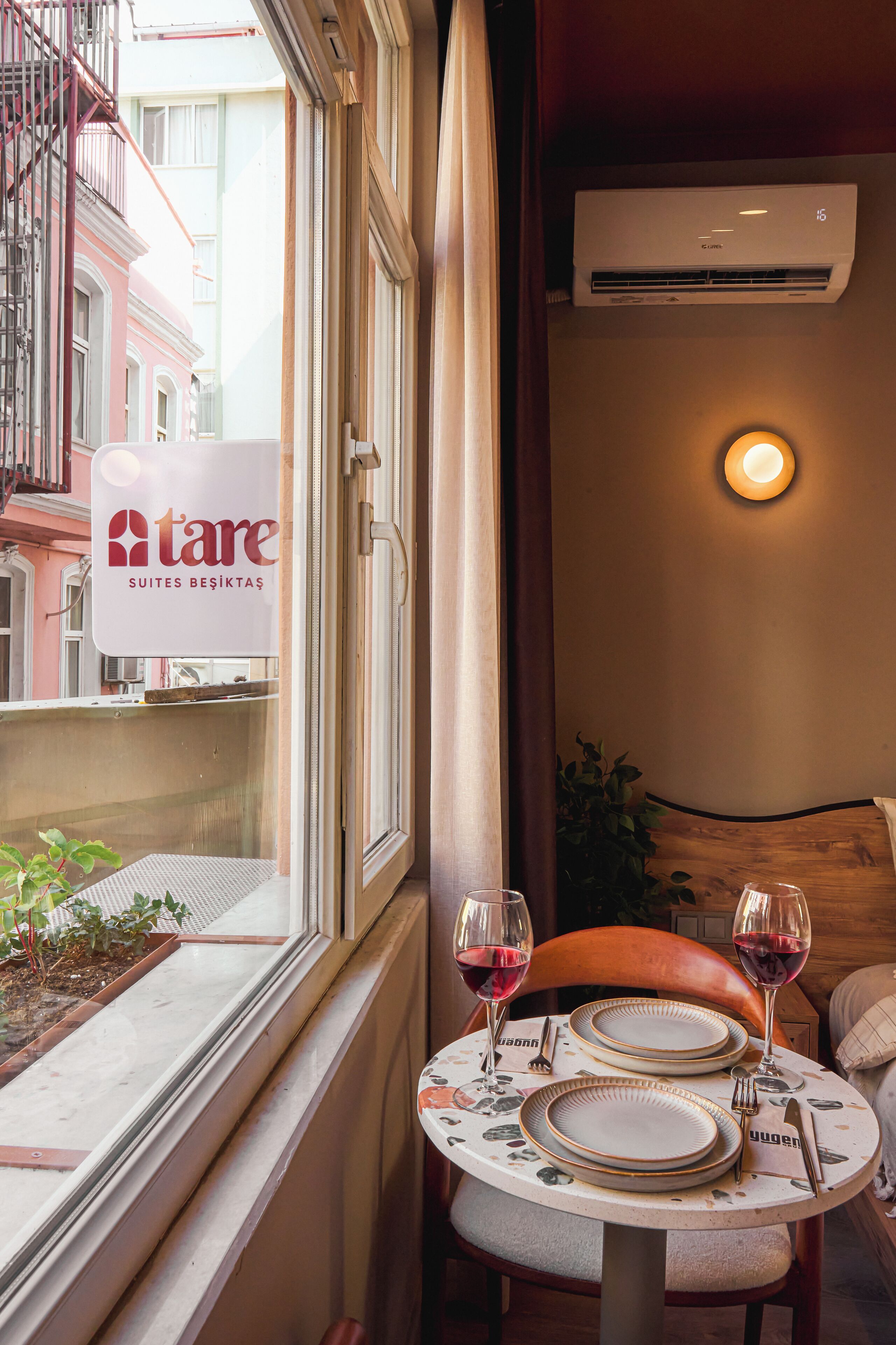 Deluxe Apartment, 1 King Bed | Individually decorated, individually furnished, desk, laptop workspace