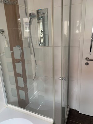 Douche, serviettes fournies, savon, shampoing