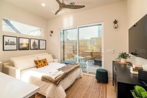 2 室のベッドルーム、デスク、アイロン / アイロン台、旅行用ベビーベッド