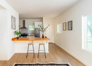 Fridge, microwave, oven, stovetop - Waterfront Escape in Brownsville (Brownsville)